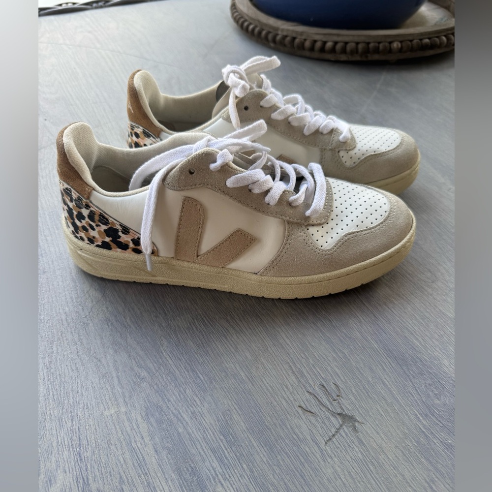 Veja White and Tan Sneakers Retro-Inspired Design - Picture 3 of 10